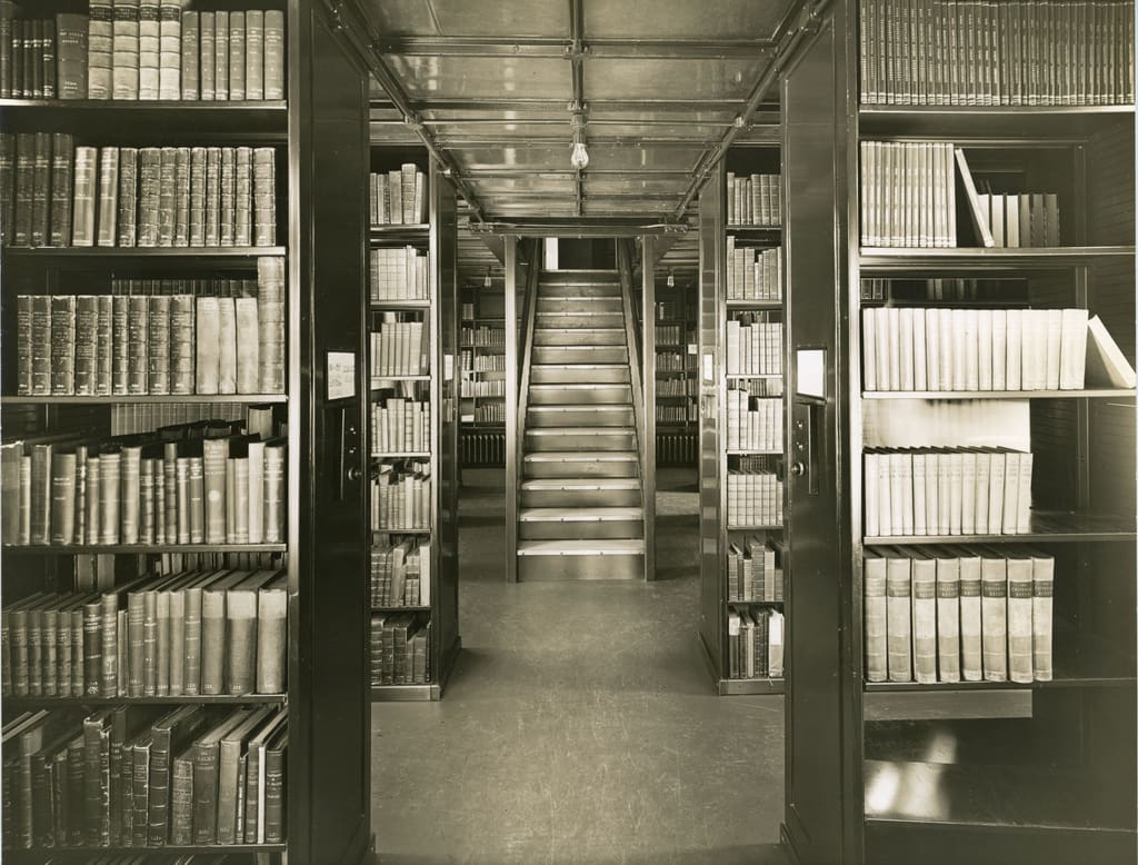 Photograph of library shelves at the Athenaeum, 1932. Stewart Bale Collection, SB/P/9342-2.