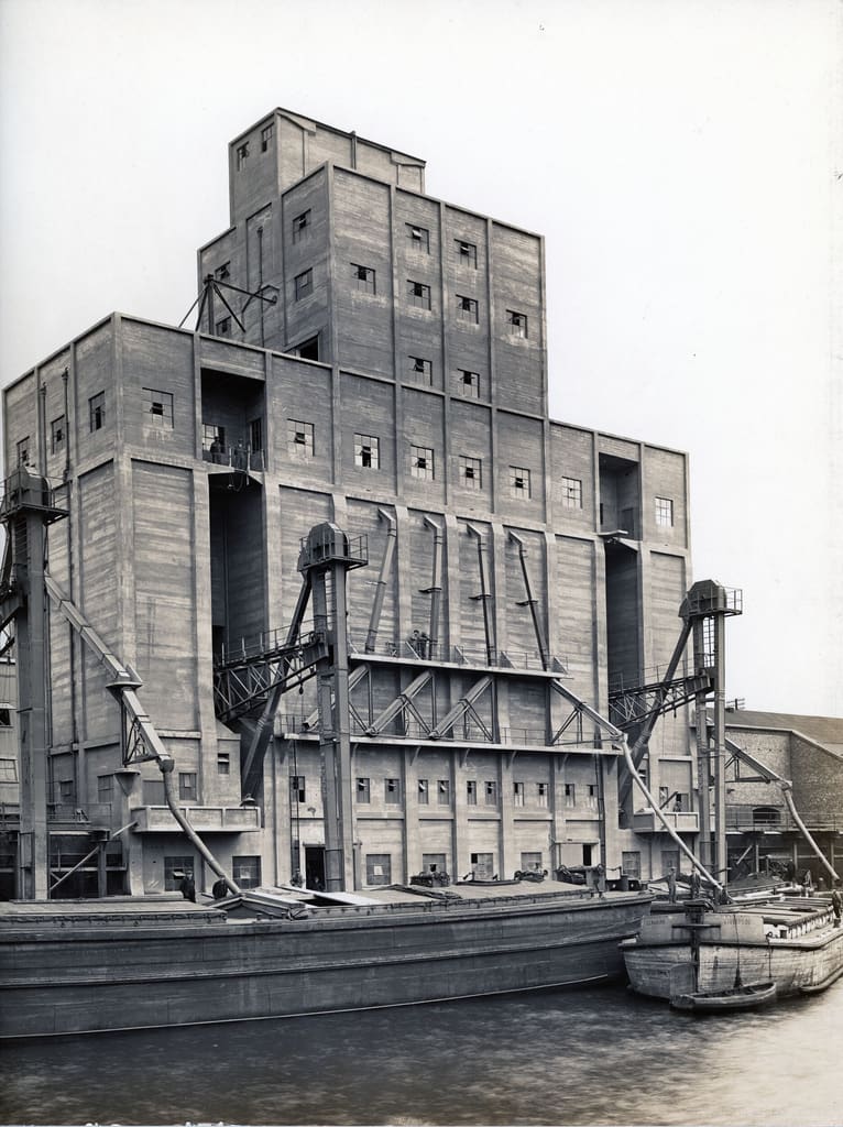 Photograph of Alexandra Dock silo, Liverpool, 1921. Stewart Bale Collection, SB/P/2904-2.